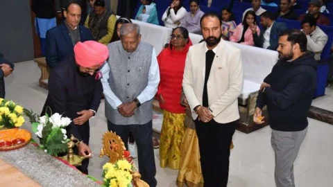 युवाओं के लिए सबसे बेहतर है भारत, यह महसूस कराना भी युवाओं का दायित्व – डॉ सेखों