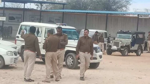 फाईनेन्सरों के सीजर यार्ड पर कर बकाया को लेकर परिवहन विभाग का छापा