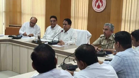 कार्य में लापरवाही बरतने वाले 6 कार्मिकों को कारण बताओ नोटिस भी जारी