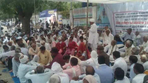 नीमकाथाना से है दूरी, झुंझुंनू है जरूरी के नारे के साथ संघर्ष समिति ने दिया महाधरना