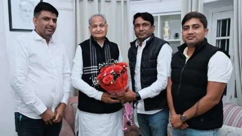 सामाजिक कार्यकर्ता सैनी,डॉ ढाका व शेखावत ने की पूर्व मुख्यमंत्री गहलोत से भेंट