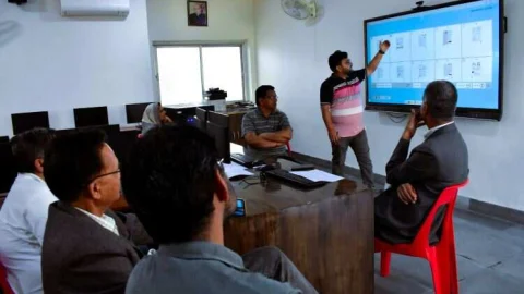 अब रतनगढ़ के 150+ विद्यार्थी संख्या वाले सभी सरकारी स्कूलों कॉलेजों में होगी इंटरेक्टिव बोर्ड से पढ़ाई