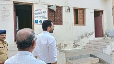 जिला कलेक्टर और पुलिस महानिरीक्षक सत्येंद्र सिंह ने संवेदनशील मतदान केंद्रों का किया निरीक्षण