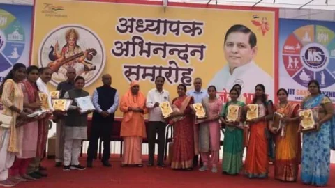 प्रतिकूल मौसम के बावजूद खूब जमा अध्यापक अभिनंदन समारोह