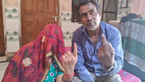 900 बुजुर्ग एवं दिव्यांग मतदाताओं ने घर से किया मताधिकार का प्रयोग