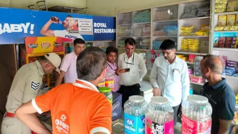 अभियान चलाकर कैफे व चाय की दुकानों पर की छापेमारी