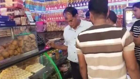 शुद्ध आहार मिलावट पर वार : दूध तेल व मिठाइयों के सैम्पल लिए