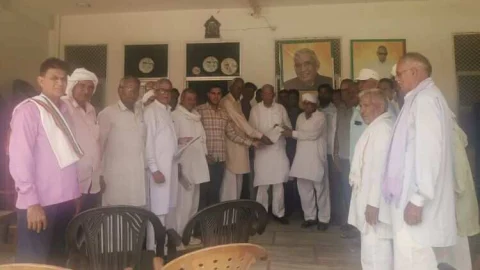 संयुक्त किसान मोर्चा ने राष्ट्रव्यापी कार्यक्रम के तहत सांसद बृजेन्द्र सिंह ओला को दिया ज्ञापन