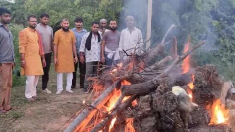 पुनीत कार्य : गौ संवर्धन संस्थान के कार्यकर्ताओ ने किया बेसहारा साधु का अंतिम संस्कार