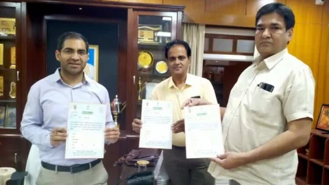 जिला कलेक्टर ने किया निरोगी हैल्थ कार्ड का विमोचन