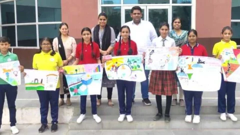 न्यू राजस्थान में पोस्टर प्रतियोगिता में विद्यार्थियों ने अपने सपनों के भारत को प्रदर्शित किया