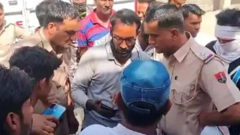 बिजली विभाग के ठेकेदार को बनाया बंधक