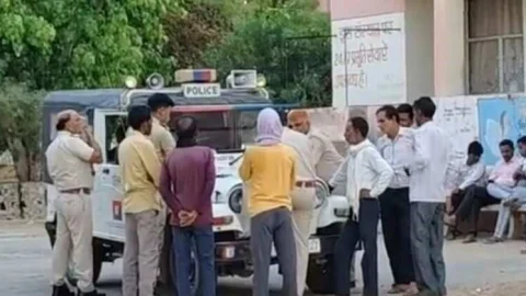 खेत में बनी कुंड से पानी निकलते समय लड़की का फिसला पाव