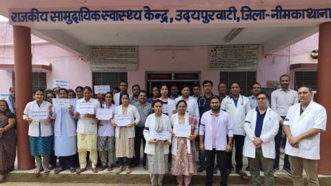 सरकारी तथा गैर सरकारी डॉक्टर एवं कर्मचारियों ने एसडीएम को सौंपा ज्ञापन