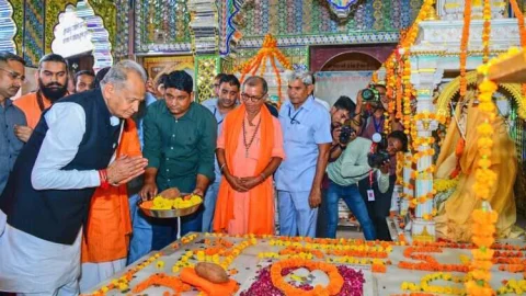 मुख्यमंत्री का सीकर दौरा : मुख्यमंत्री ने किए सांगलिया धूणी के दर्शन