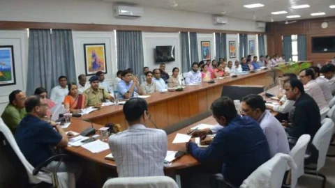 जिला कलेक्टर ने ली साप्ताहिक समीक्षा बैठक