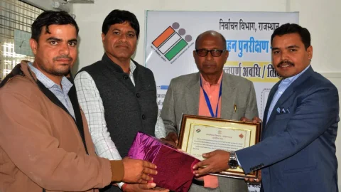 जिला निर्वाचन अधिकारी ने शत-प्रतिशत एसआईआर कार्य करने वाले बीएलओ डॉ. मनरूप सिंह चौधरी को किया सम्मानित