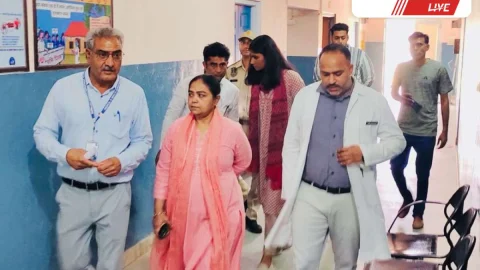 संभागीय आयुक्त ने खाचरियावास सीएचसी का निरीक्षण किया