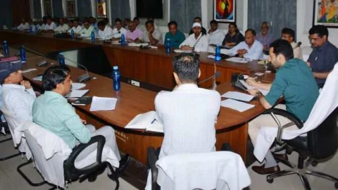 अधिशाषी अधिकारी को बैठक में अनुपस्थित रहने पर कारण बताओं नोटिस जारी करने के दिये निर्देश