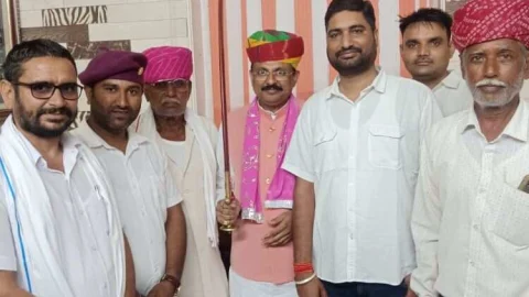 यूपी के राज्यमंत्री डॉ रघुराज सिंह को तलवार भेंट कर किया अभिनंदन