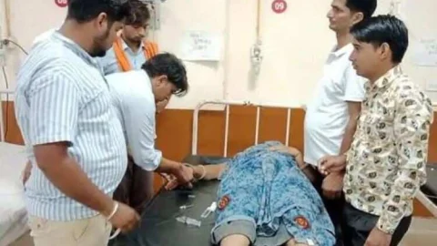 खेत में घुसकर मां-बेटे से मारपीट, महिला को अस्पताल में कराया भर्ती