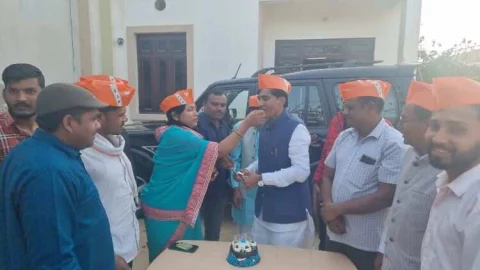 भाजपा जिला कार्यालय में पौधरोपण व केक काटकर मनाया शर्मा का जन्म दिवस