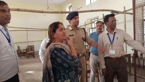 जिला निर्वाचन अधिकारी व पुलिस अधीक्षक ने किया मतगणना स्थल का निरीक्षण