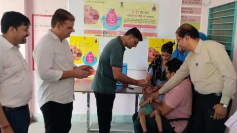 जिला कलक्टर ने किया पोलियो ड्राप पिलाकर पल्स पोलियो अभियान का शुभारंभ