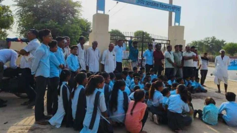 शिक्षको की प्रति नियुक्ति रद्द करने की मांग, ग्रामीण व छात्रों ने स्कूल के तालाबंदी कर दिया धरना