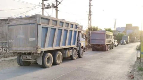 डीएसटी टीम को आकर करनी पड़ी ओवरलोड़ डम्फरों पर कार्यवाही