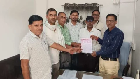 मुख्य ब्लॉक शिक्षा अधिकारी को सौंपा ज्ञापन