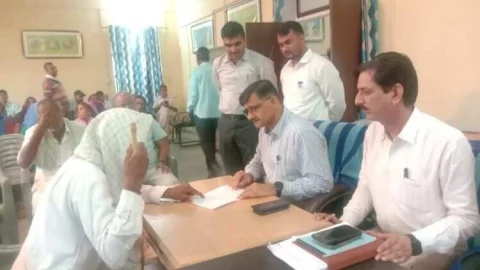 जिला कलक्टर की अध्यक्षता में ग्राम स्तरीय जनसुनवाई का आयोजन