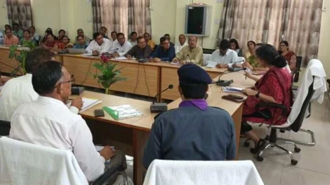 शिक्षा अधिकारियों की बैठक में बोली जिला कलक्टर – प्रयास नहीं मुझे रिजल्ट चाहिए