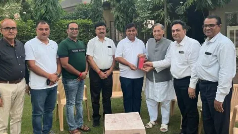 पीसीसी चीफ डोटासरा को की संविधान प्रति भेंट