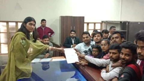 एसएफआई ने मुख्यमंत्री के नाम उपखंड अधिकारी को सौपा ज्ञापन