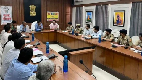 व्यय पर्यवेक्षक एस देवराजन ने ली निर्वाचन व्यय अनुवीक्षण पर बैठक