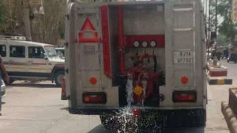 भीषण गर्मी को देखते हुए सड़कों पर किया पानी का छिड़काव