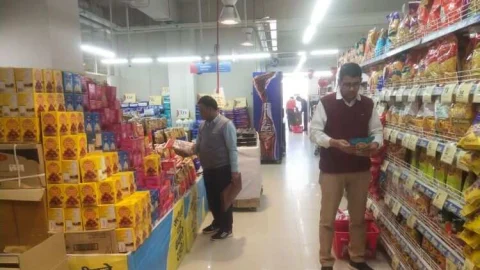 चूरू में 5 नमूने लिये, अवधि पार खाद्य सामग्री नहीं बेचने के लिए पाबंद किया