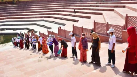 नगर परिषद, जनसहभागिता से माधव सागर तालाब की साफ—सफाई की