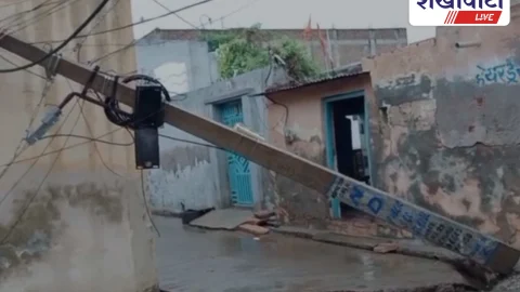 Churu News: बिजली का पोल गिरा, रातभर अंधेरा और खतरा