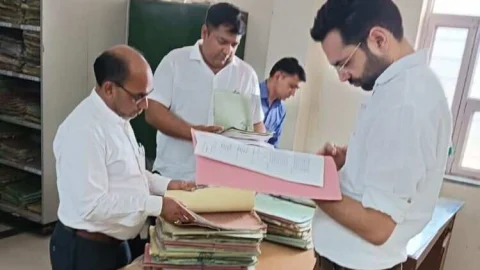 जिला कलेक्टर का रात्रि विश्राम : अनुपस्थित मिलने पर विभागीय कार्यवाही करने के दिए निर्देश