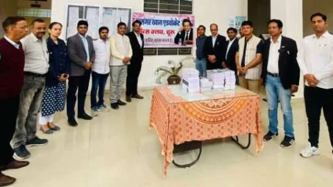 राजकीय विधि महाविद्यालय में विधि छात्रों हेतु पुस्तके भेंट की