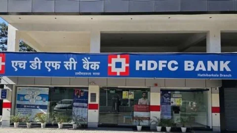 HDFC के ग्राहकों के लिए जरूरी खबर! बैंक ने बदल दिया ये बड़ा नियम, अब देना होगा अधिक चार्ज