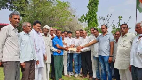 दुर्घटना बीमा क्लेम के तहत मृतक के पुत्र ताराचंद को 10 लाख रूपये की राशि का चैक सौंपा