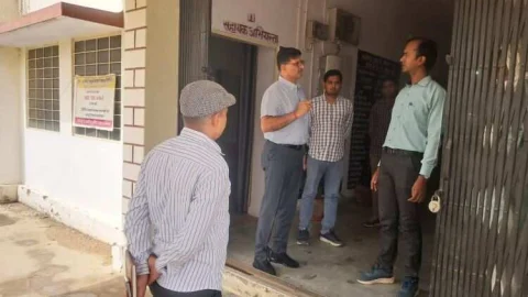 कलक्टर ने किया औचक निरीक्षण : अनुपस्थित कार्मिकों को कारण बताओ नोटिस जारी