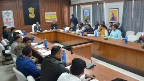 कलेक्टर ने कहा- संपर्क पोर्टल पर लंबित परिवाद-प्रकरण का निस्तारण गुणवत्तापूर्ण एवं समयबद्ध करवाएं