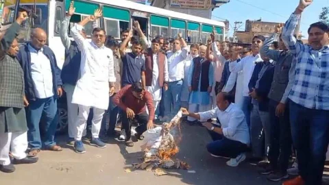 ब्लॉक कांग्रेस ने लक्षमनगढ में विरोध प्रदर्शन कर मुख्यमंत्री का पुतला जलाया