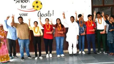 न्यू राजस्थान में टॉपर्स का सम्मान