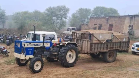 अवैध बजरी खनन करते हुये पाये जाने पर बजरी से भरी ट्रेक्टर-ट्रॉली को किया जप्त