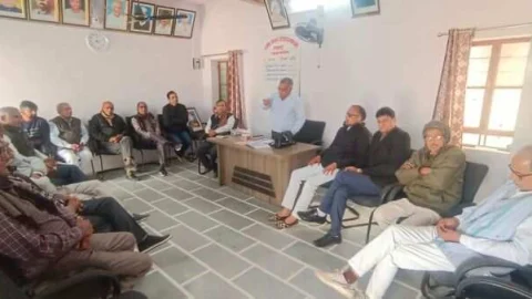 किसान छात्रावास में आयोजित हुई समीक्षा बैठक